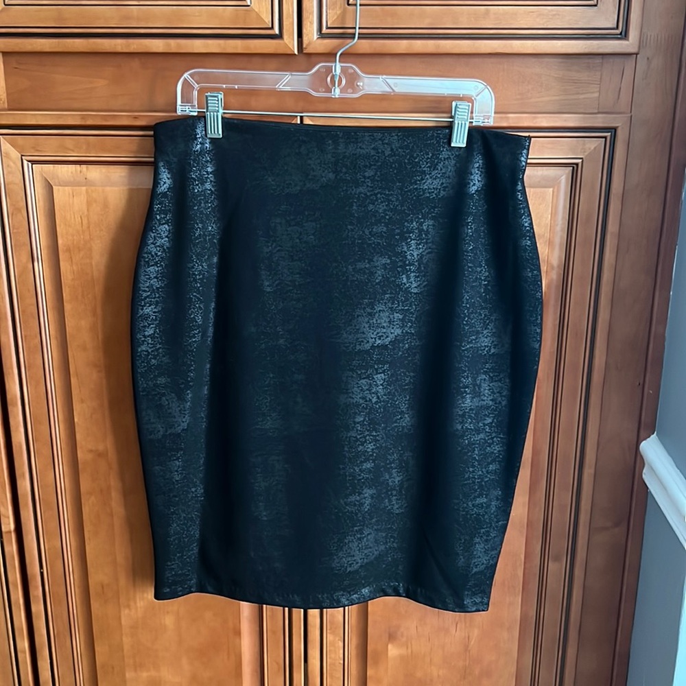 Stretchy black skirt